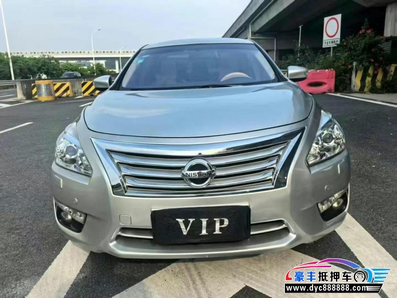 14年日产天籁轿车抵押车出售