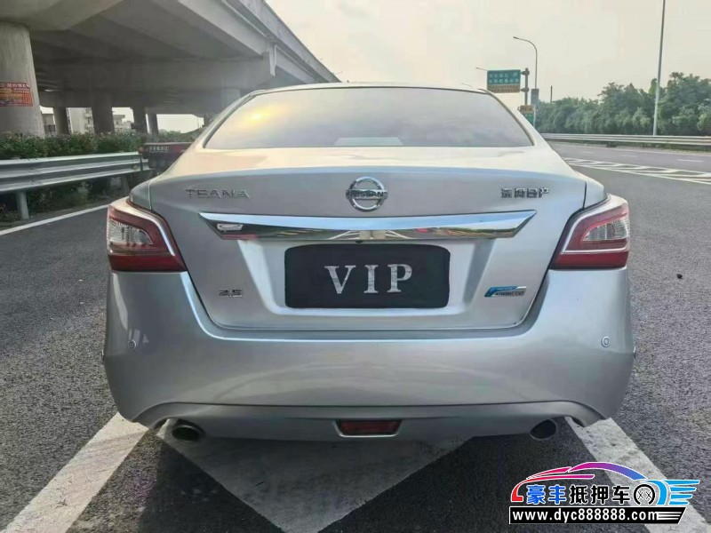 14年日产天籁轿车抵押车出售