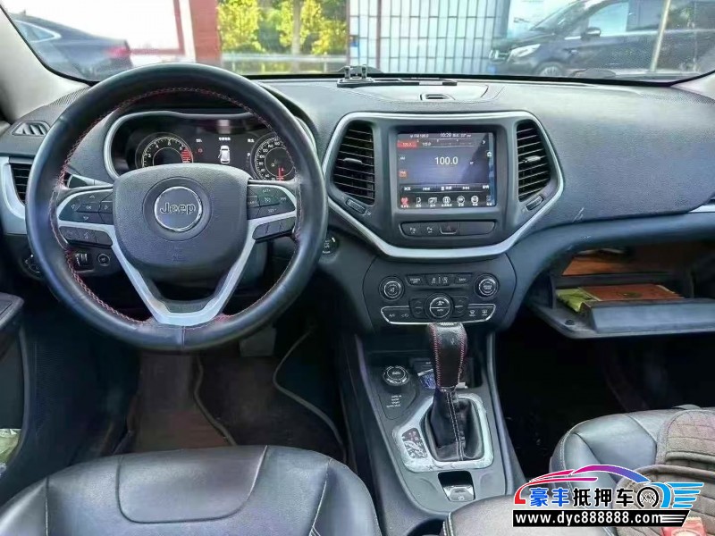 18年Jeep自由光轿车抵押车出售