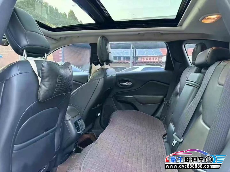 18年Jeep自由光轿车抵押车出售