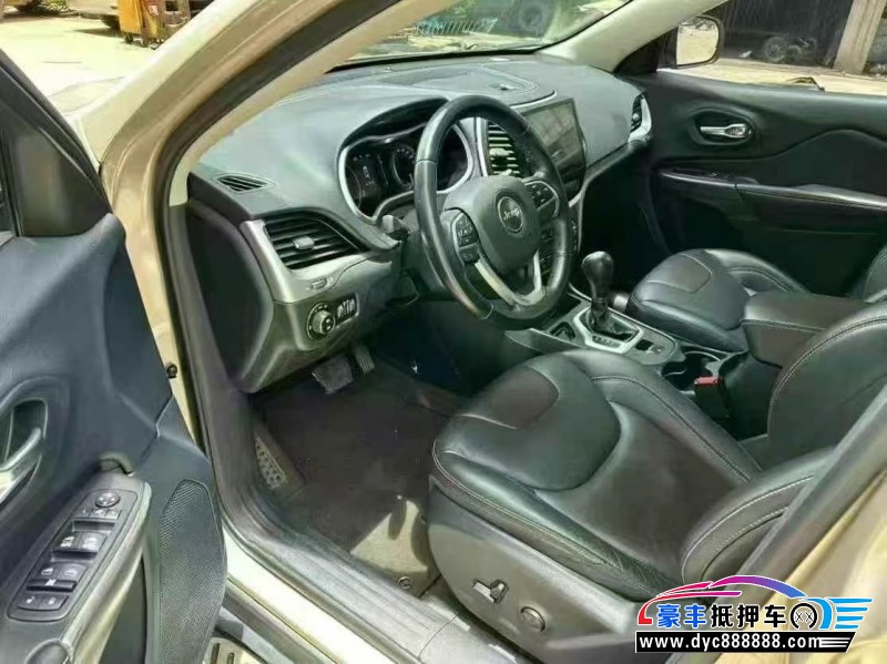 16年Jeep自由光轿车抵押车出售