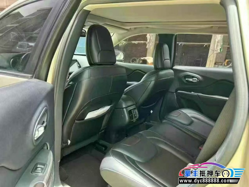 16年Jeep自由光轿车抵押车出售