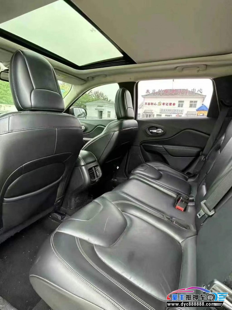 16年Jeep自由光轿车抵押车出售