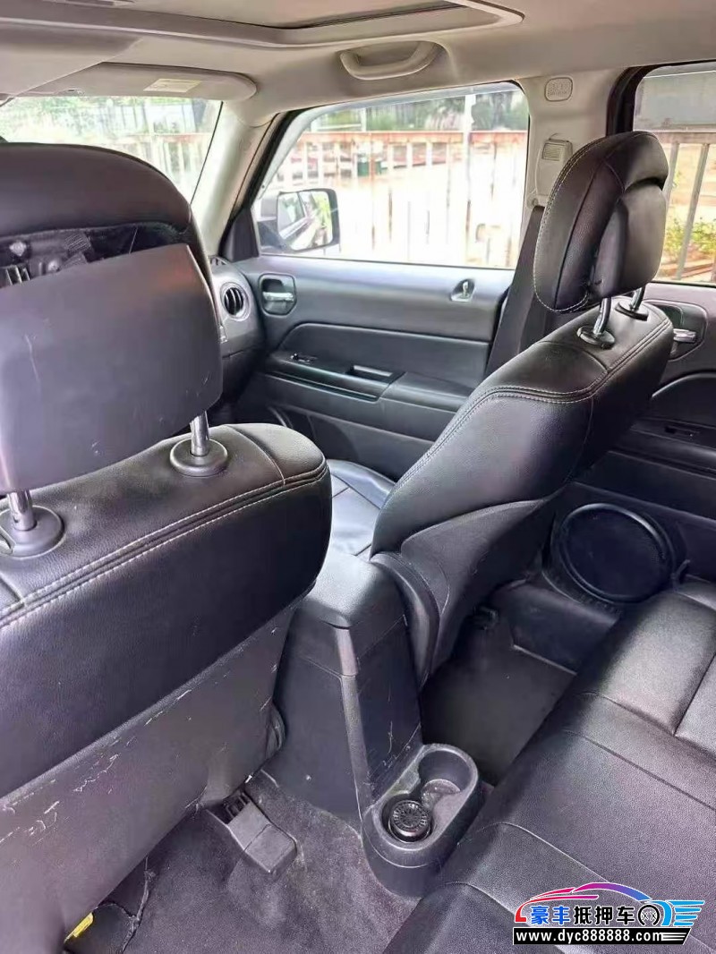 14年Jeep自由客轿车抵押车出售