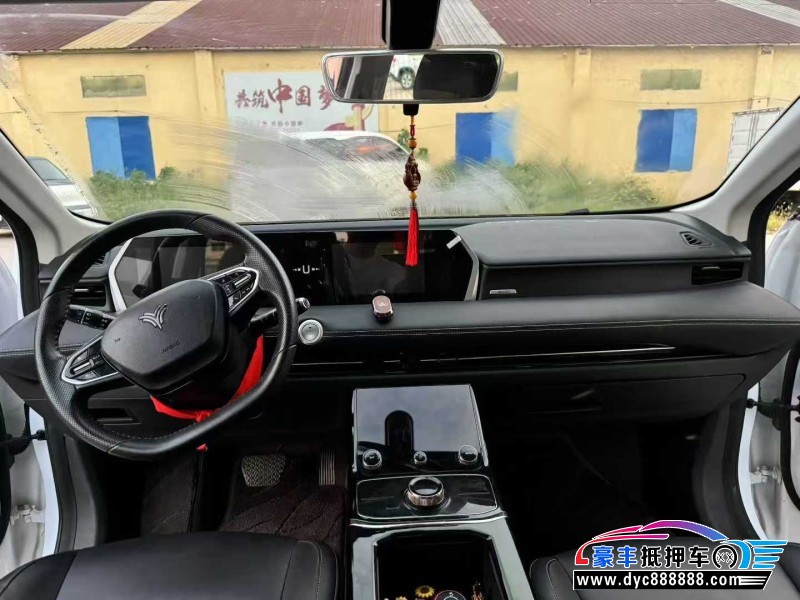 23年哪吒U轿车抵押车出售