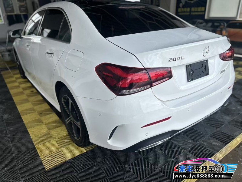 22年奔驰A轿车抵押车出售