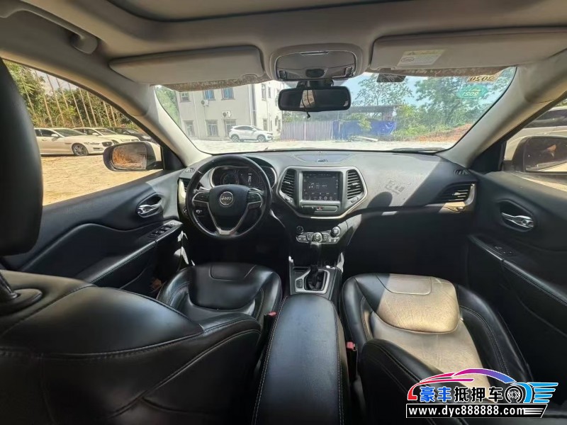 16年Jeep自由光轿车抵押车出售