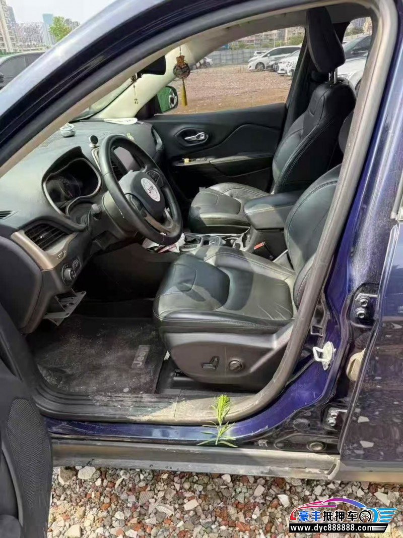 18年Jeep自由光轿车抵押车出售