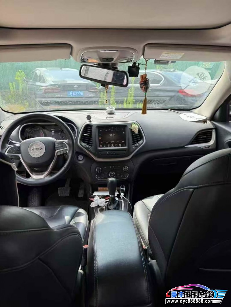 18年Jeep自由光轿车抵押车出售