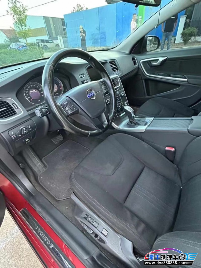 13年沃尔沃V60轿车抵押车出售