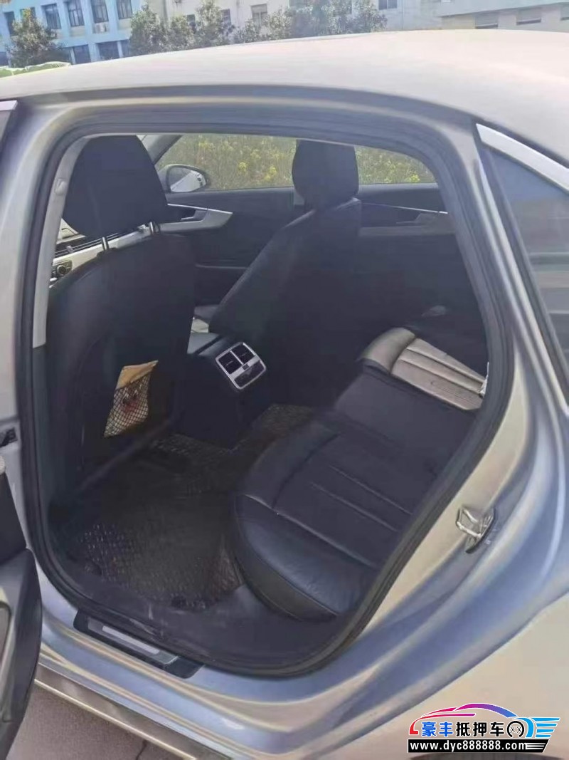 17年奥迪A4L轿车抵押车出售