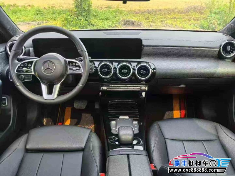 22年奔驰A轿车抵押车出售