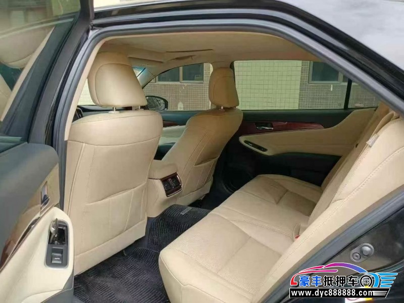 18年丰田皇冠轿车抵押车出售