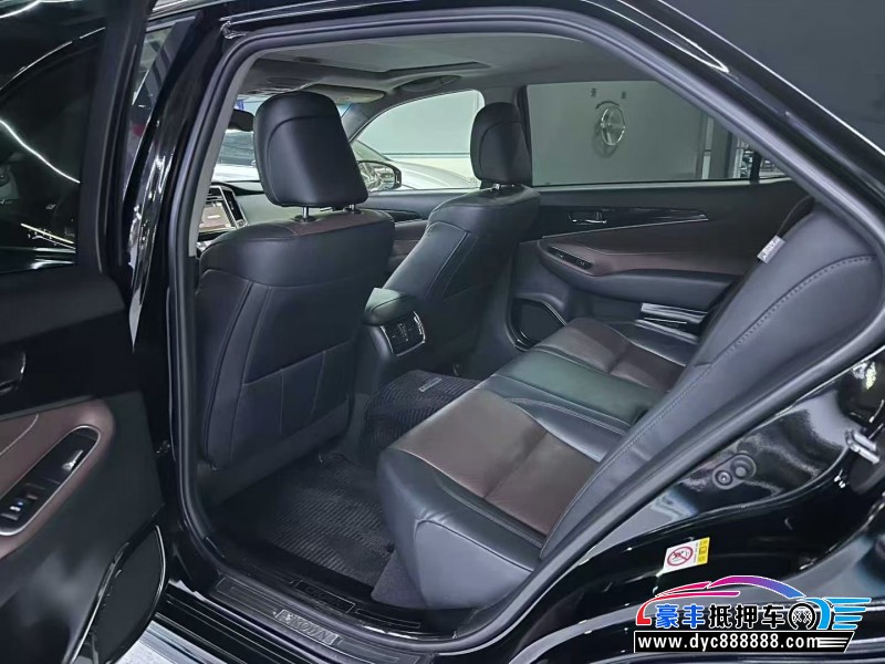 18年丰田皇冠轿车抵押车出售