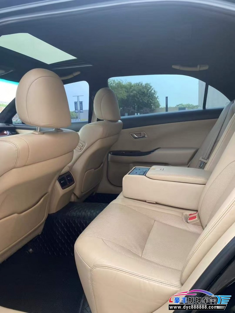 12年丰田皇冠轿车抵押车出售