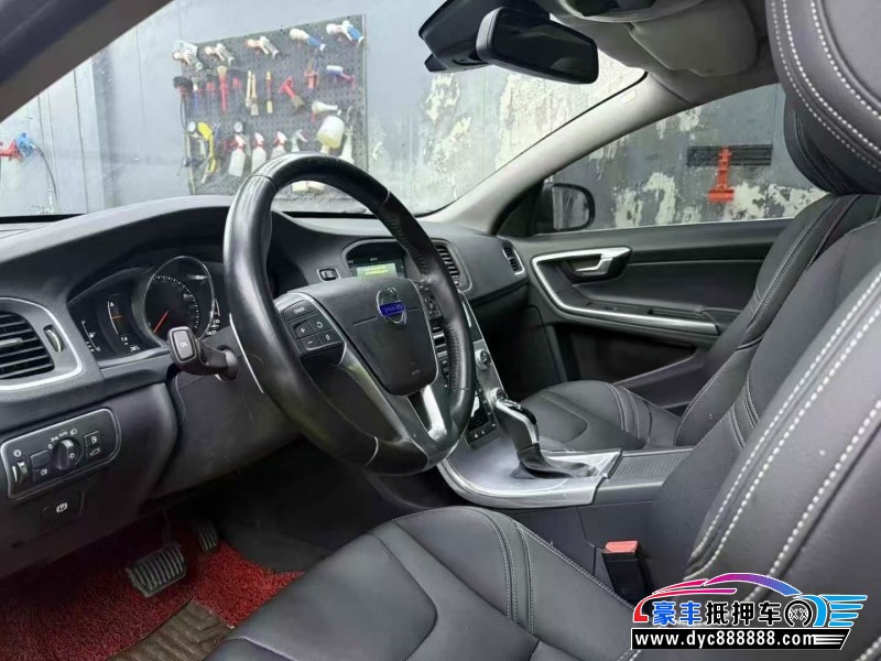 17年沃尔沃V60轿车抵押车出售