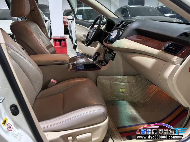 13年丰田皇冠轿车抵押车出售