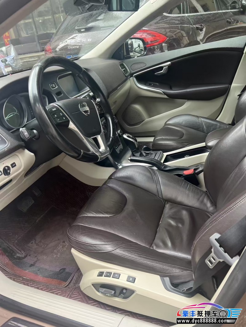 14年沃尔沃V40轿车抵押车出售