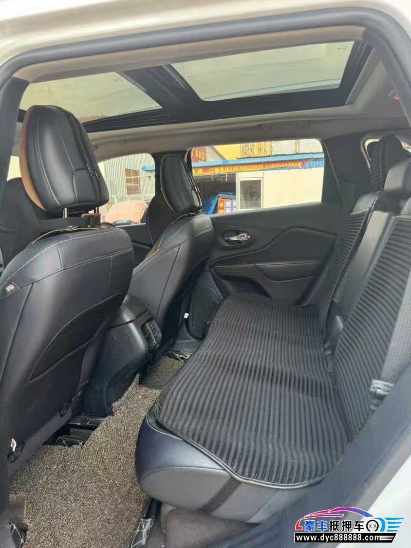 20年Jeep自由光轿车抵押车出售