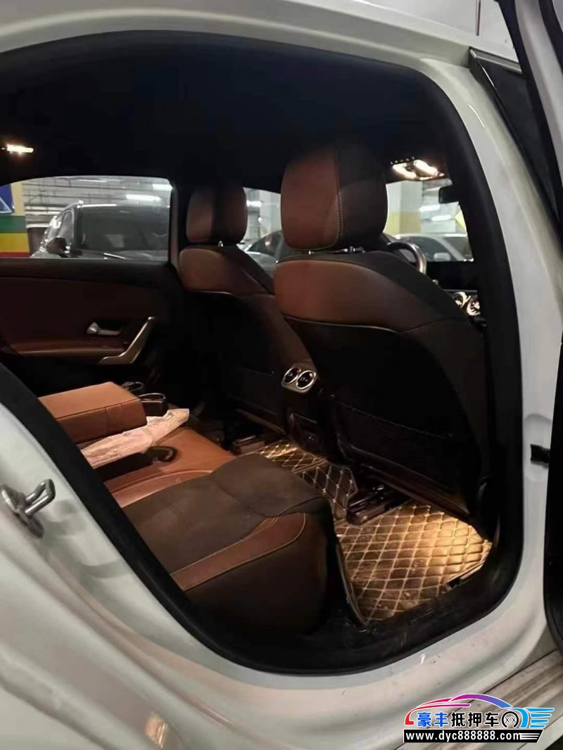 21年奔驰A轿车抵押车出售