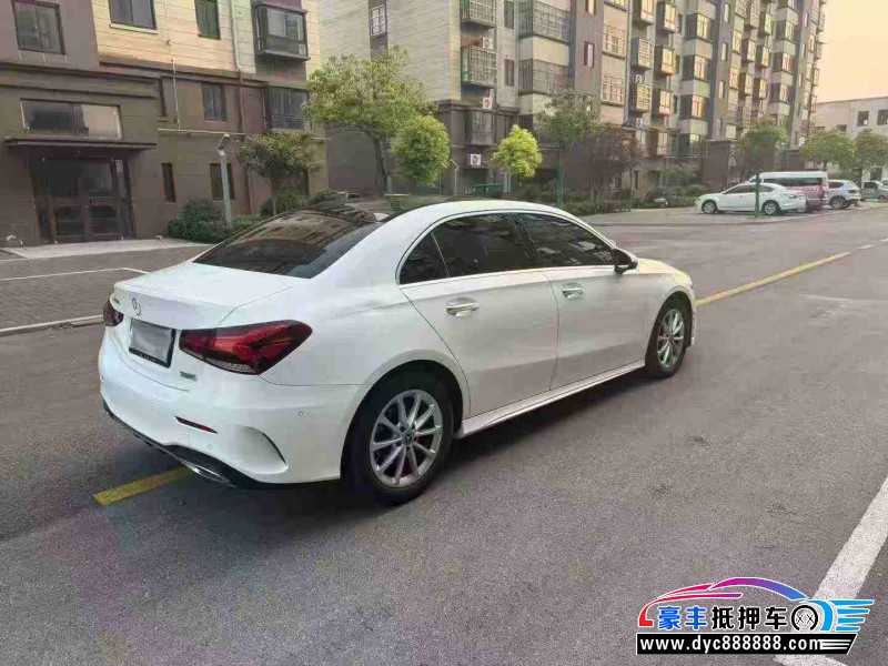 19年奔驰A轿车抵押车出售