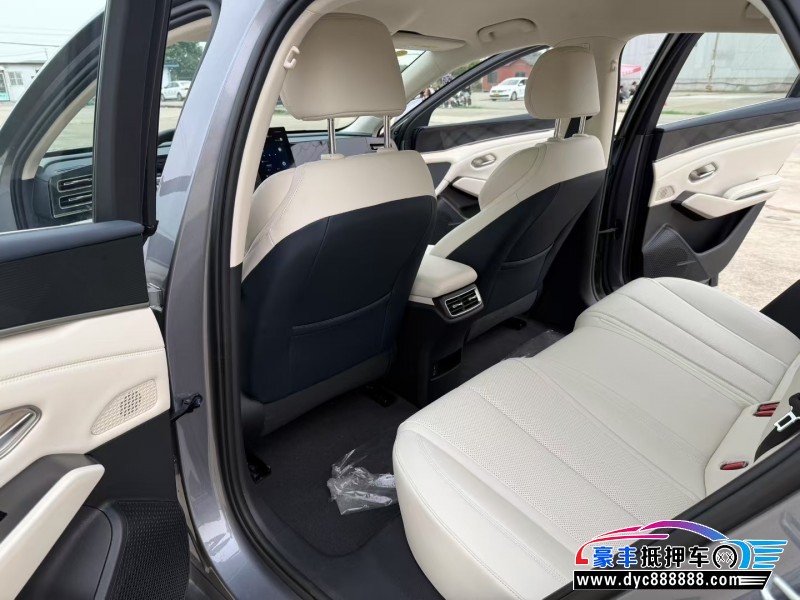 25年比亚迪秦轿车抵押车出售