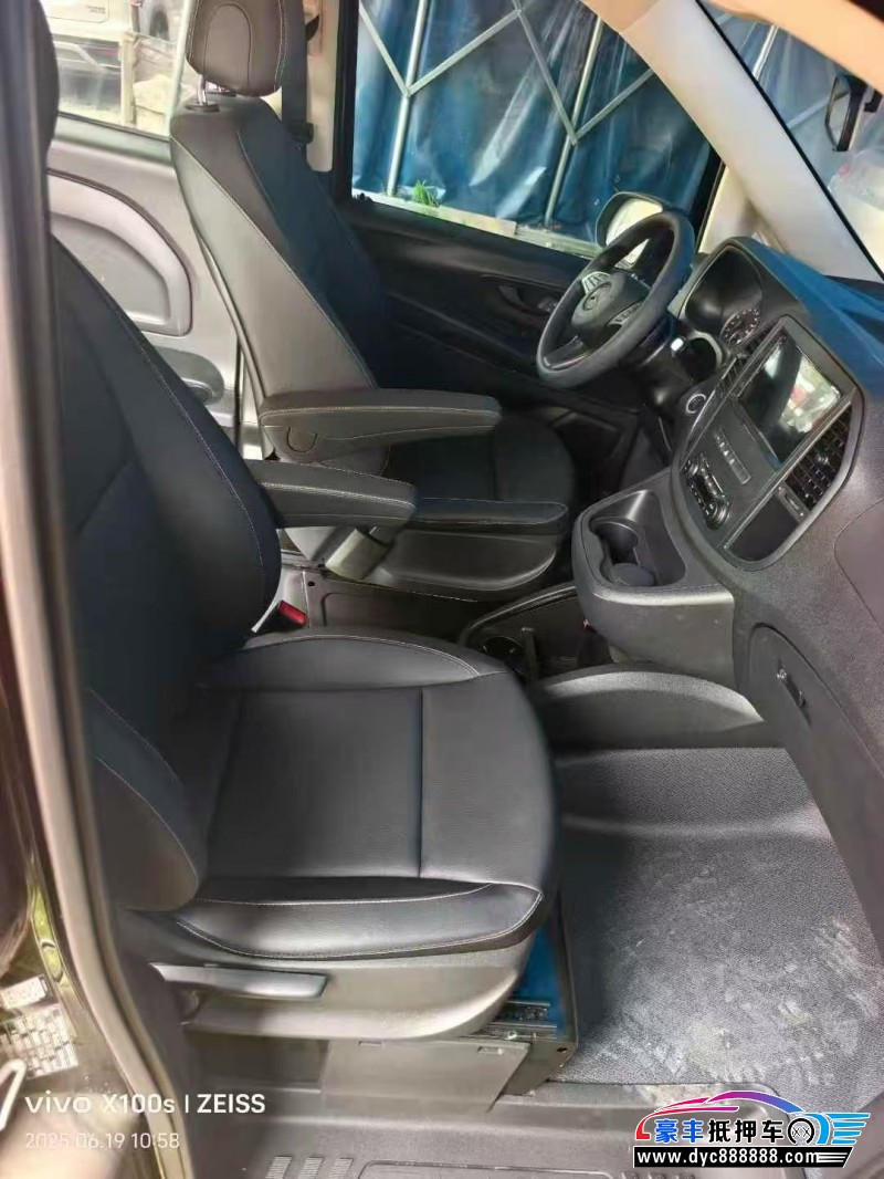 23年奔驰威霆轿车抵押车出售