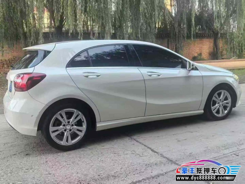 16年奔驰A轿车抵押车出售