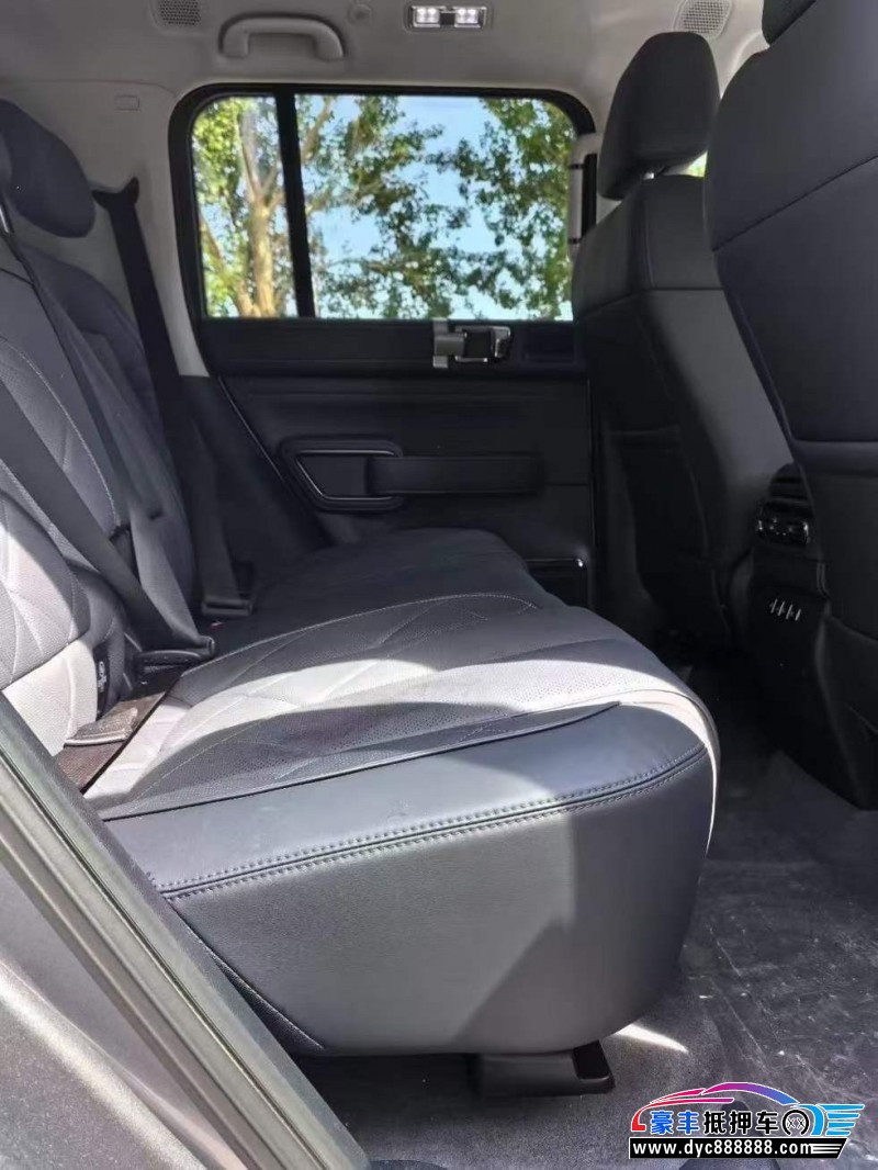 25年方程豹5轿车抵押车出售