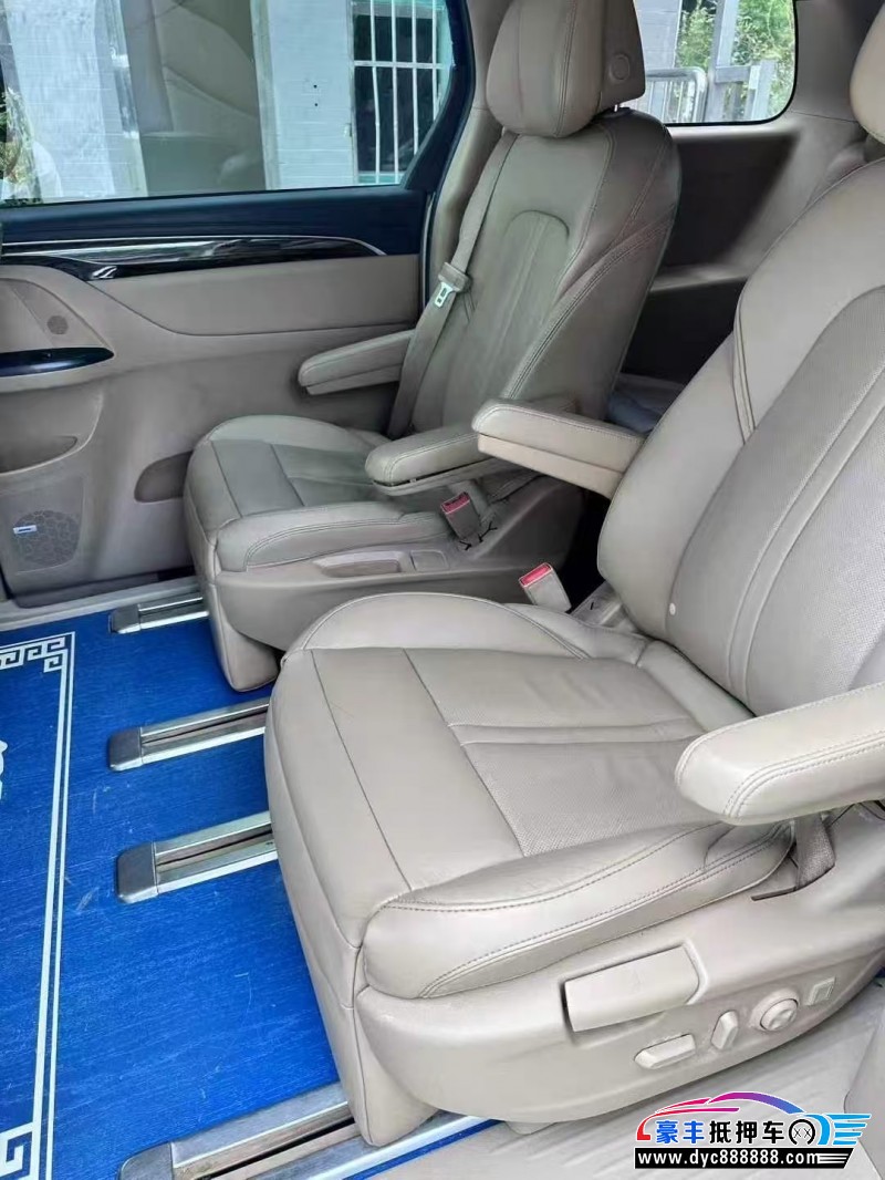 17年别克GL8轿车抵押车出售