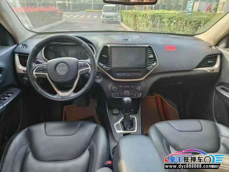 16年Jeep自由光轿车抵押车出售