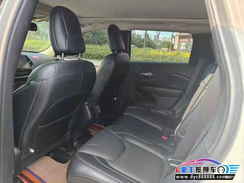 16年Jeep自由光轿车抵押车出售