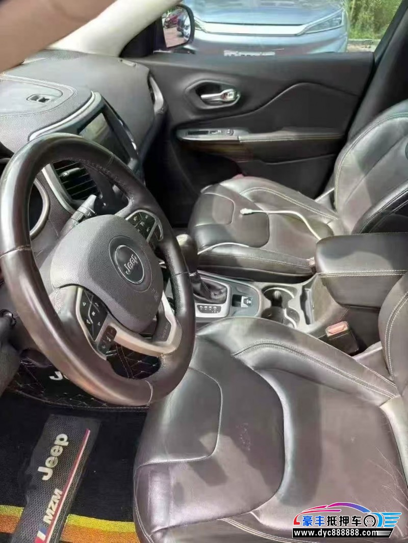 17年Jeep自由光轿车抵押车出售
