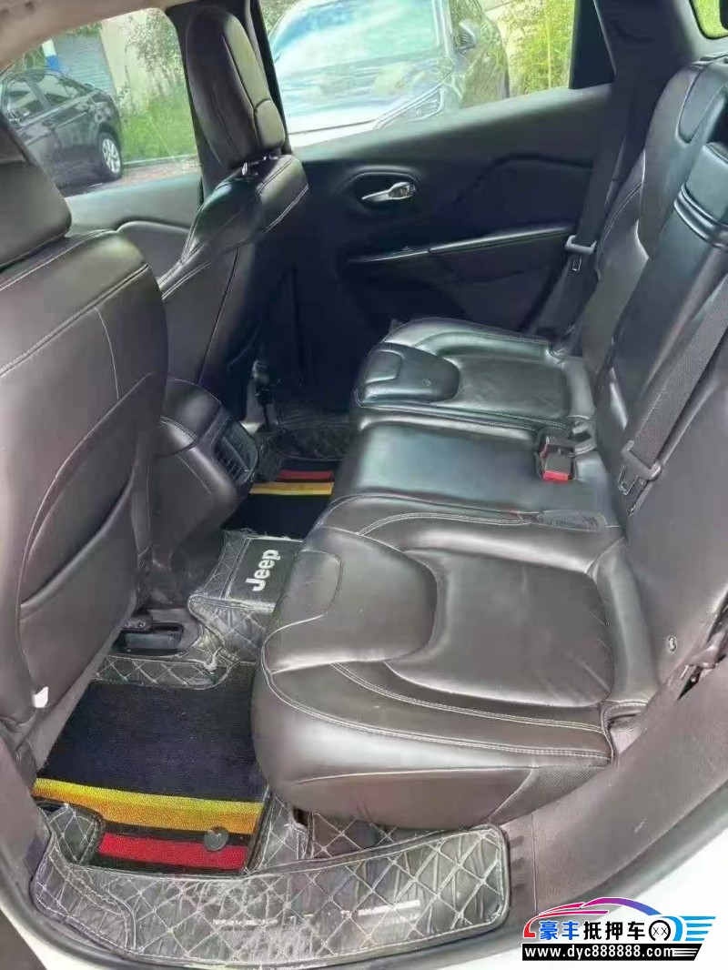 17年Jeep自由光轿车抵押车出售