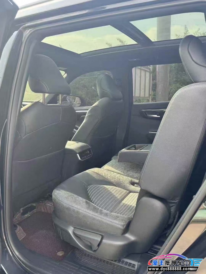 22年丰田皇冠轿车抵押车出售