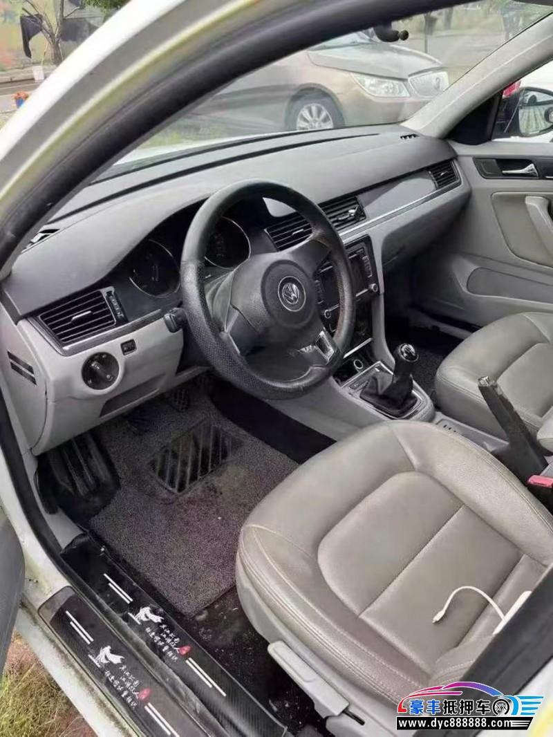 14年大众宝来轿车抵押车出售