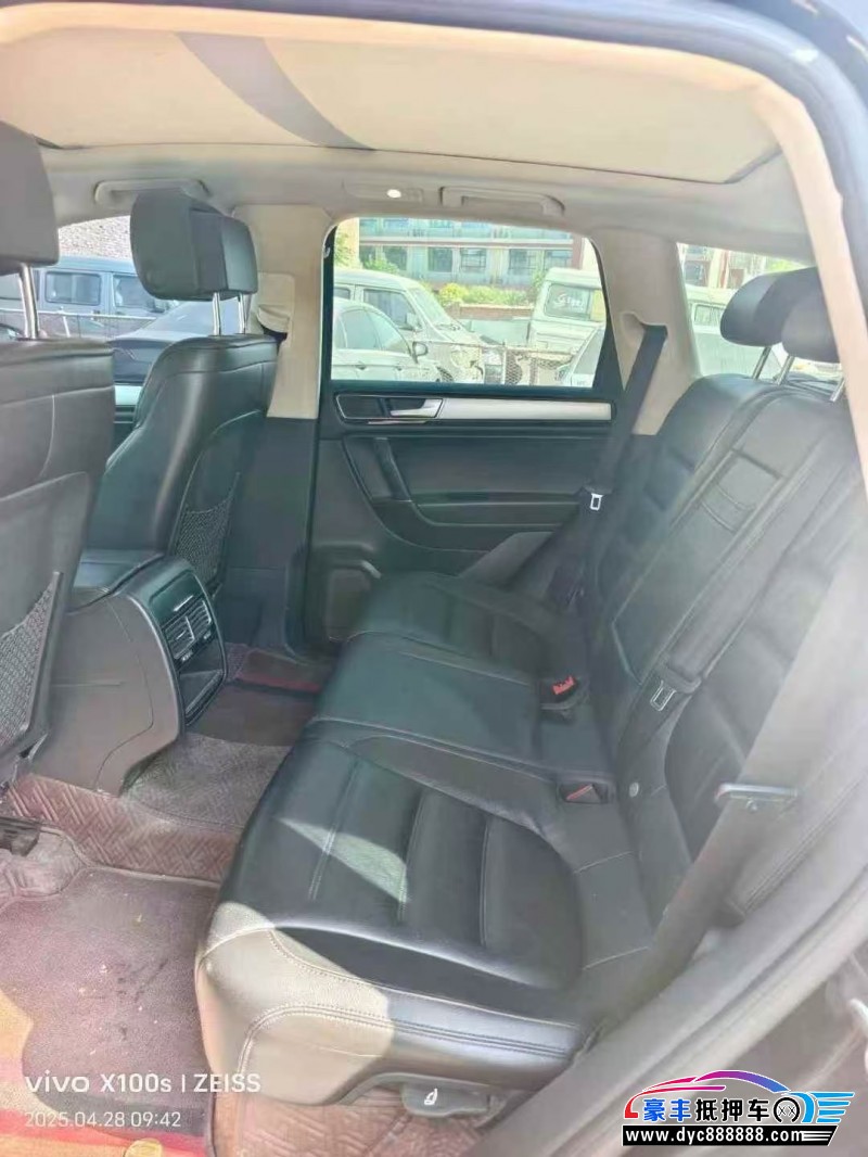 17年大众途锐轿车抵押车出售