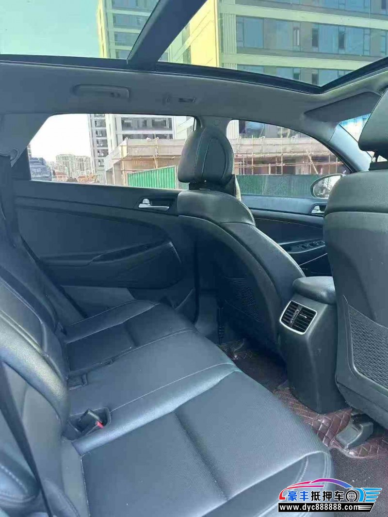 17年现代途胜轿车抵押车出售