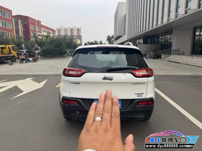 17年Jeep自由光轿车抵押车出售