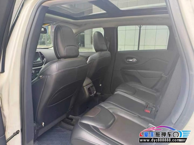 17年Jeep自由光轿车抵押车出售