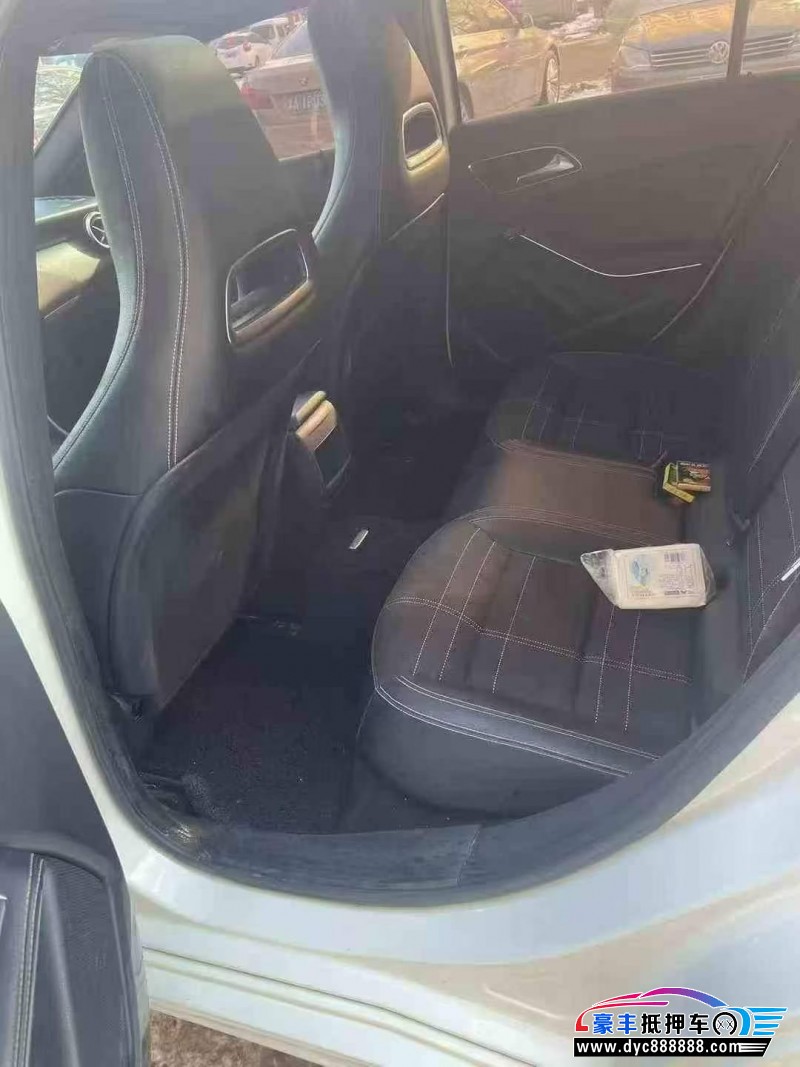 14年奔驰A轿车抵押车出售