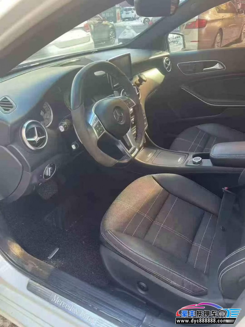 14年奔驰A轿车抵押车出售