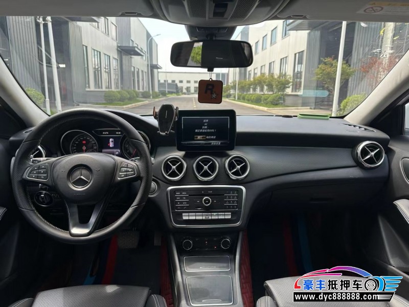 18年奔驰GLA轿车抵押车出售
