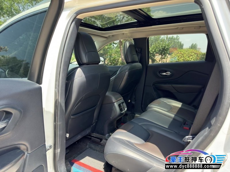 18年Jeep自由光轿车抵押车出售