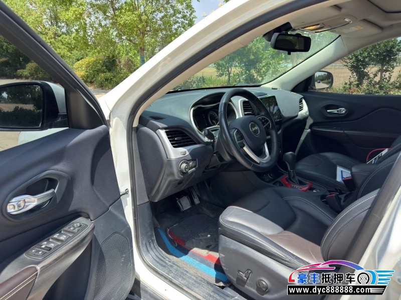 18年Jeep自由光轿车抵押车出售