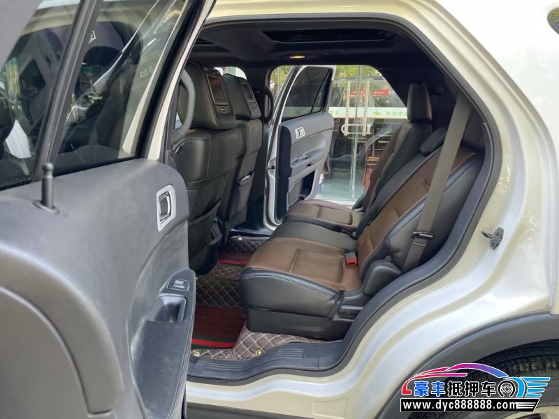 15年福特探险者轿车抵押车出售