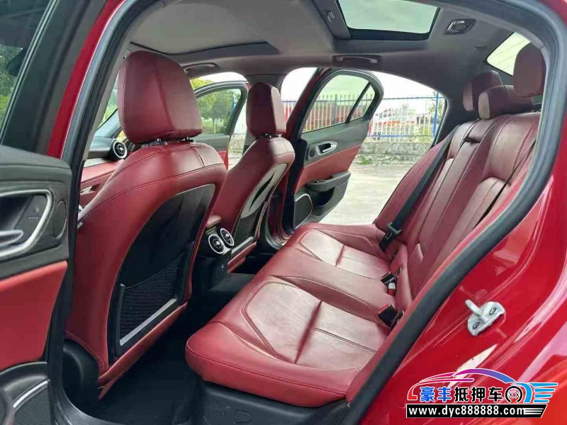 20年阿尔法·罗密欧Giulia轿车抵押车出售