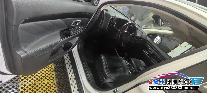 19年三菱欧蓝德轿车抵押车出售