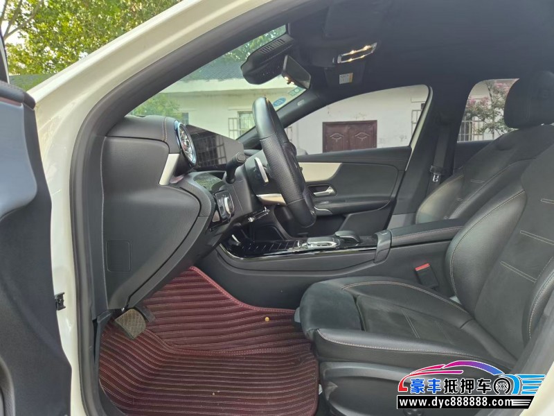 19年奔驰A轿车抵押车出售