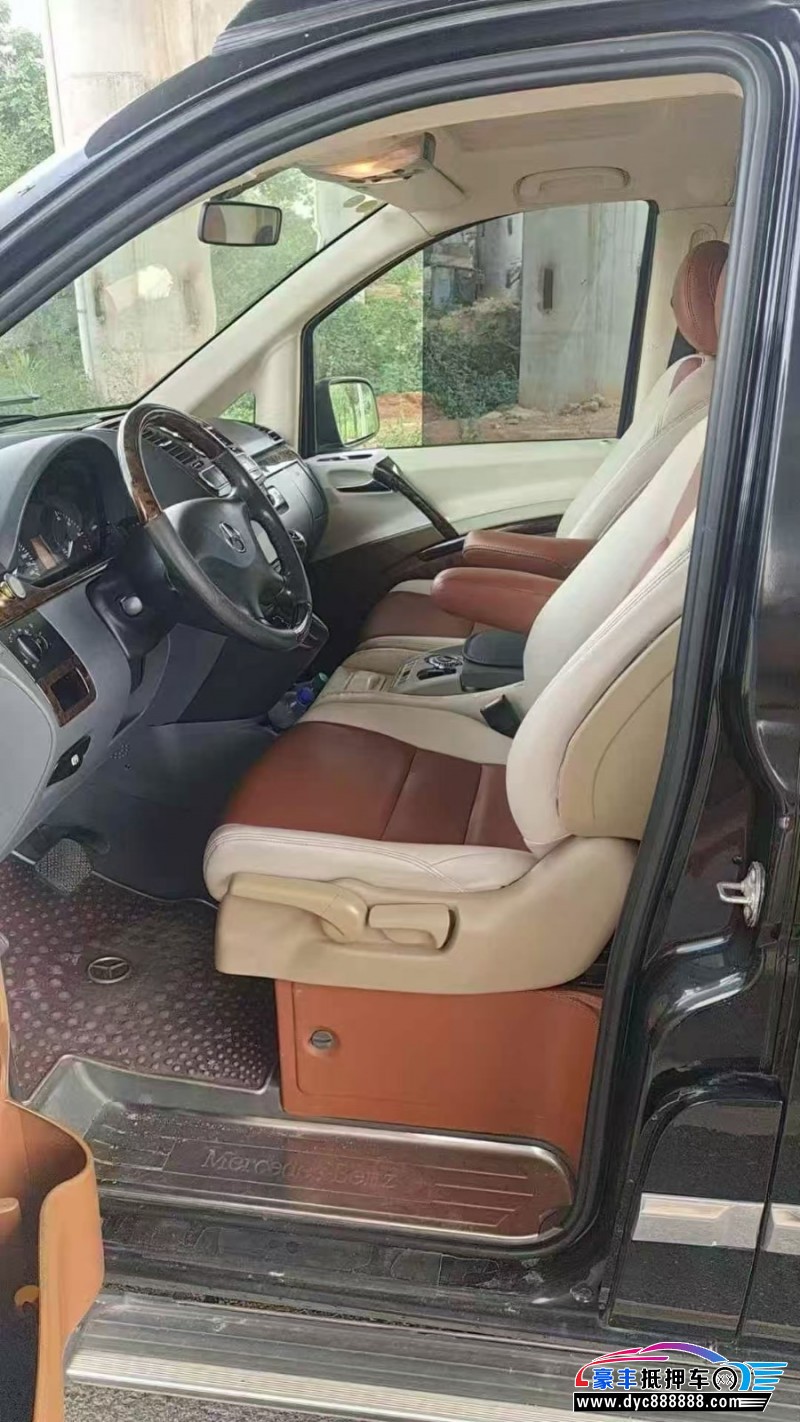 13年奔驰威霆轿车抵押车出售